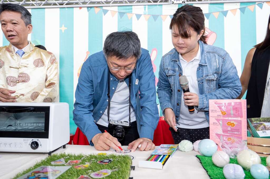 臺北市市長柯文哲(中)親自參與新北投溫泉商圈推出的熱縮片製作體驗