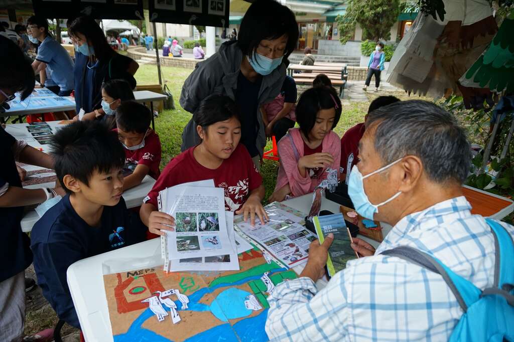 生態小尖兵正專注地為民眾解說鳥類知識
