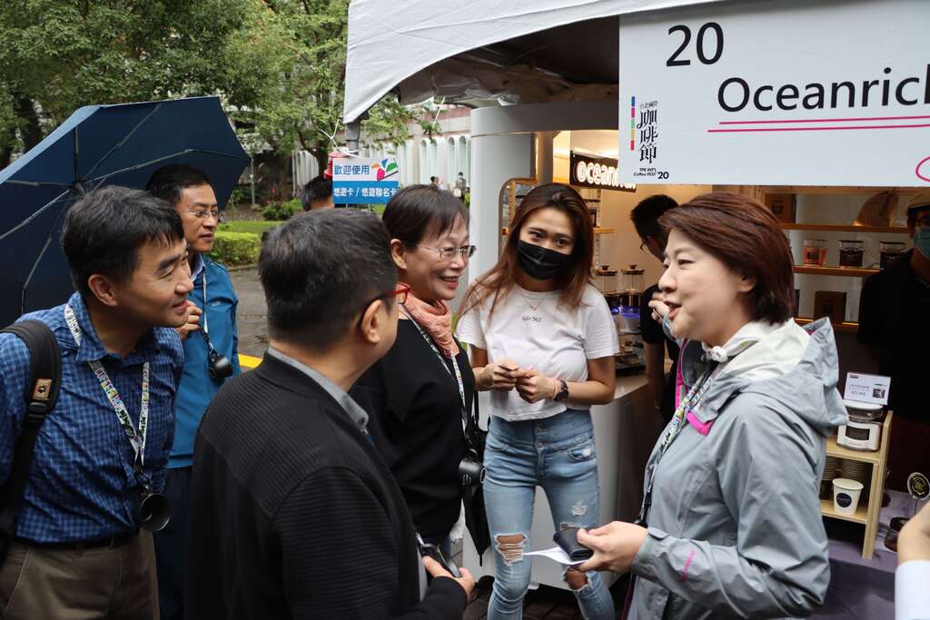 臺北市副市長黃珊珊與市集店家互動
