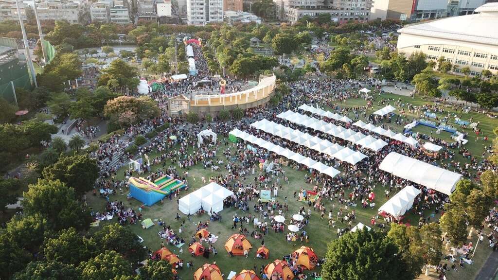 台北市天母商圈發展協會辦理「天母搞什麼鬼萬聖節嘉年華」每年吸引超過20萬人次參與，去(108)年人潮達歷年最高峰吸引24萬人次參與