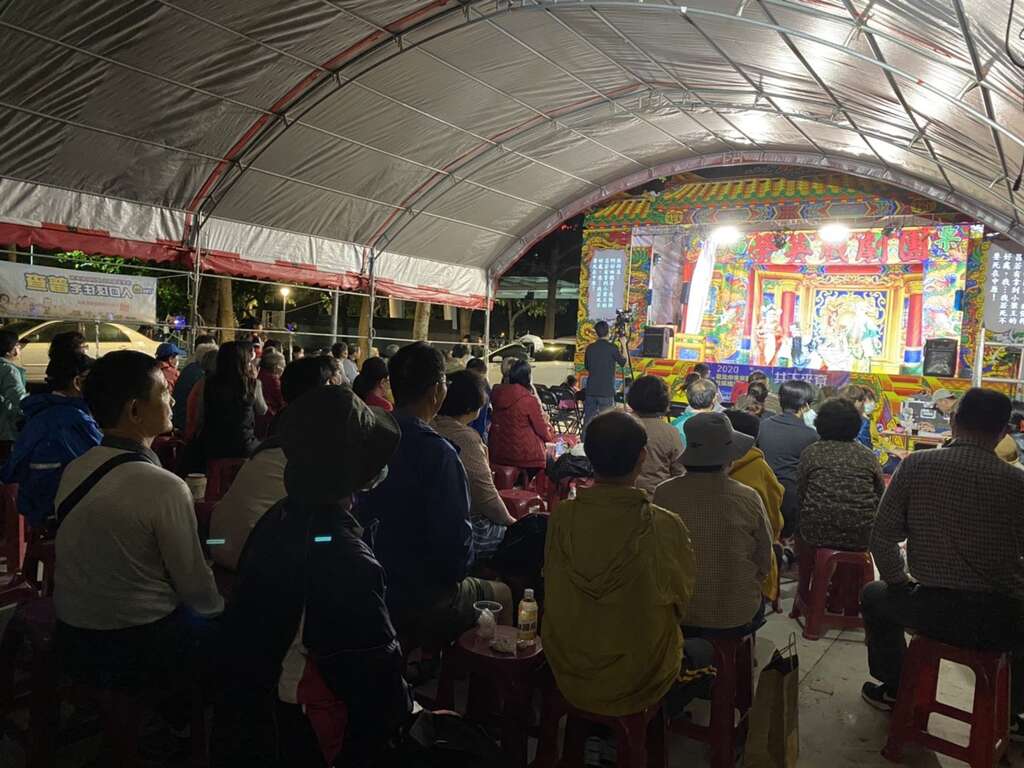 中山場-民眾聚精會神觀看歌仔戲