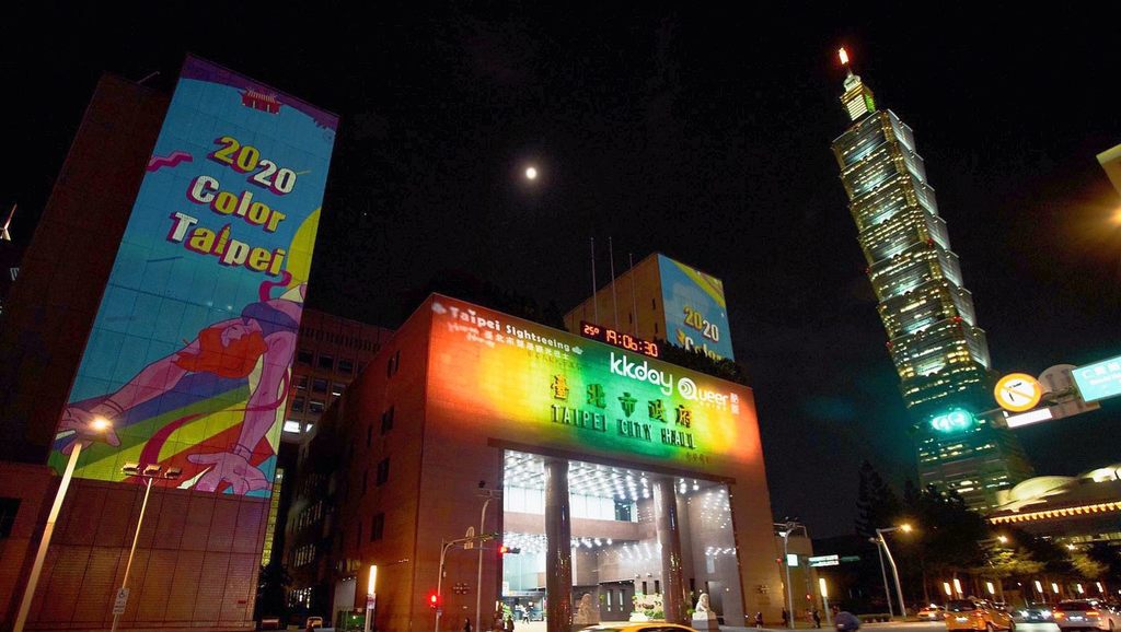 图一北市观传局於今晚6时举办精彩的「Color Taipei彩虹灯光投影秀」