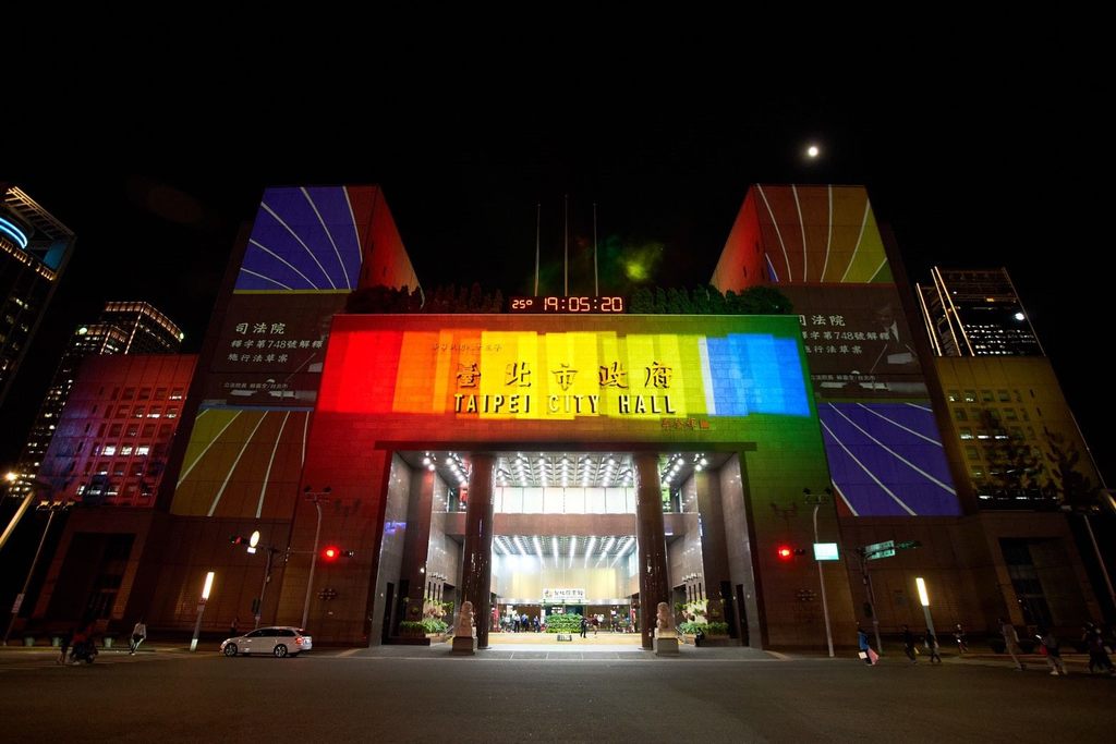 图五「Color Taipei彩虹灯光投影秀」自10月29日-31日於台北市府前精彩演出，欢迎有兴趣的朋友前来观赏