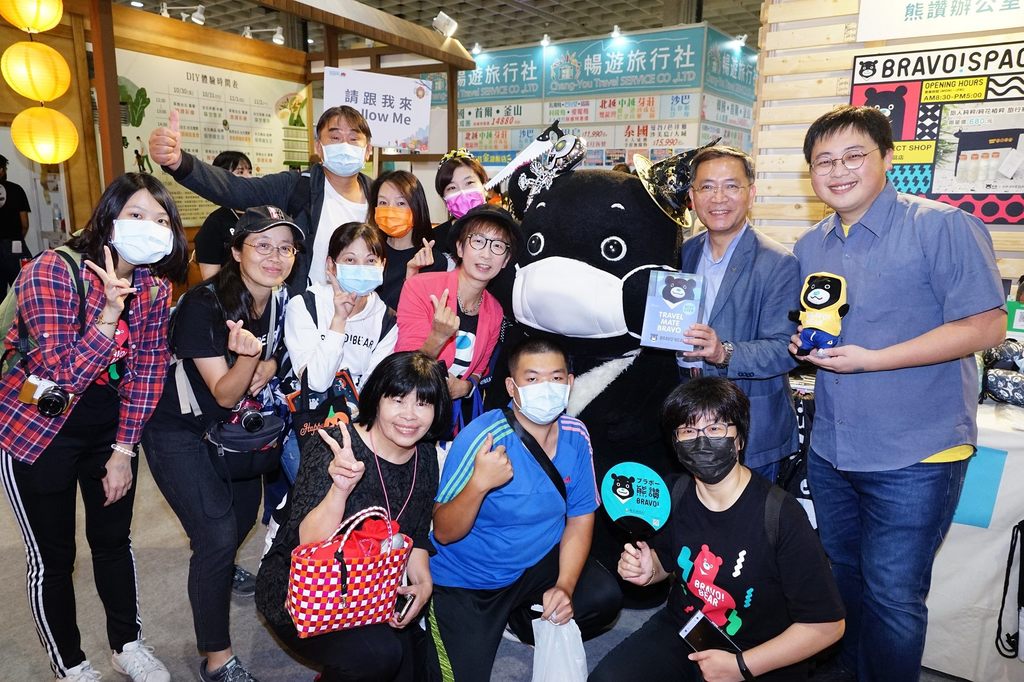热情的熊赞粉丝特别前来台北馆熊赞办公室专区抢购周边商品。