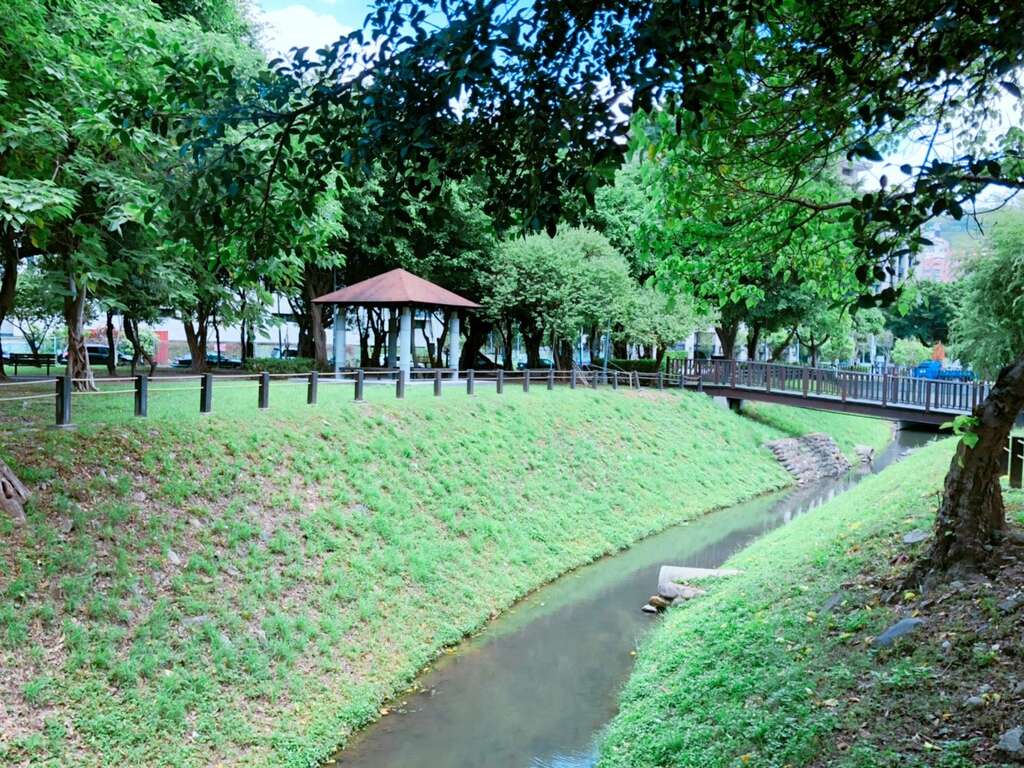 奇岩公园潺潺流水