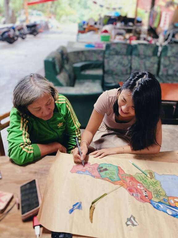 王意馨深入臺東旅行，藉由當地人介紹的各鄉鎮名產繪製成地圖。