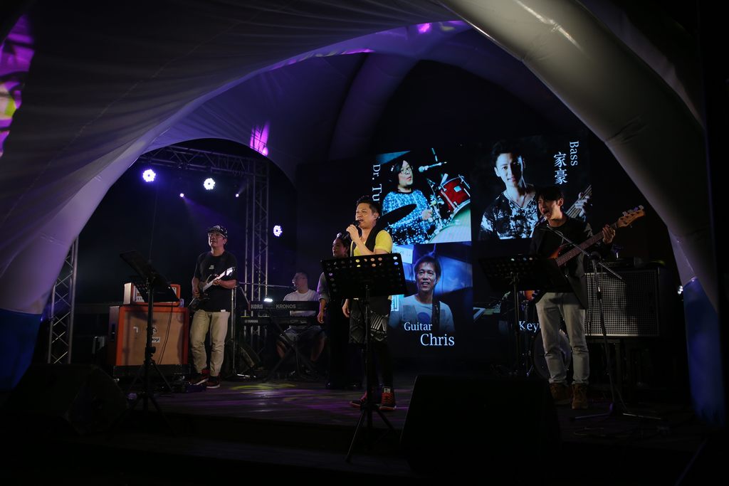 Live_House现场精彩演出_吸引许多民众观看.JPG