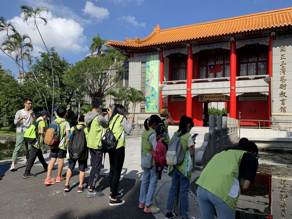 「城市捕梦网」营队至国立台湾艺术教育馆观察现代建筑的风貌。