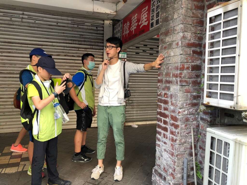 講師於牯嶺街介紹不同建築的特色。
