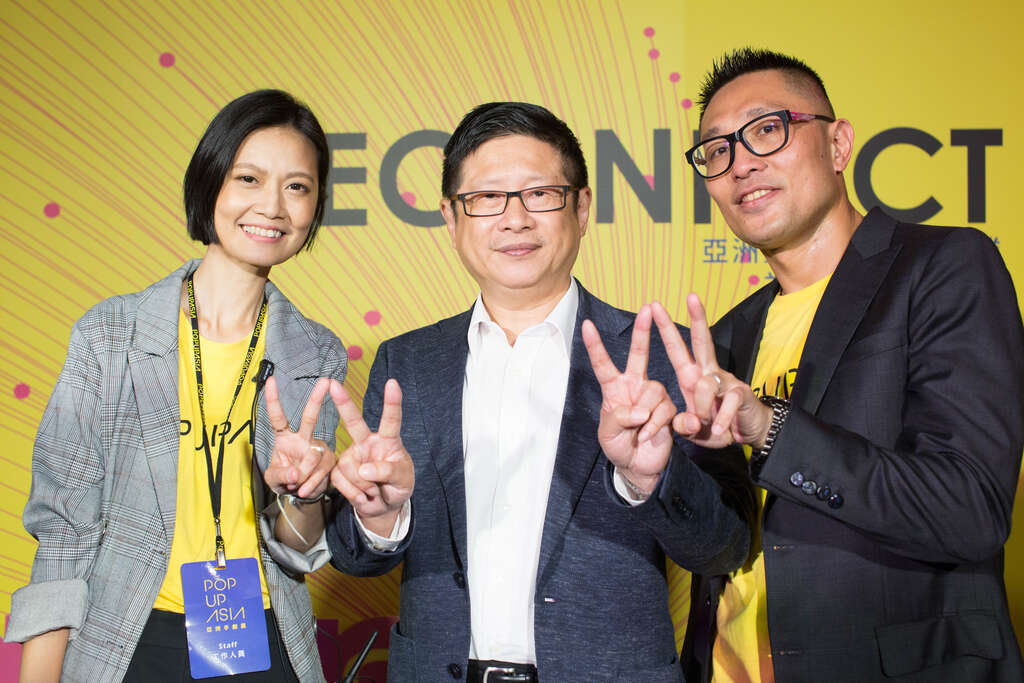 北市产业局林崇杰局长与POP UP ASIA 亚洲手创展执委会主席 颜玮志、Pop up Asia亚洲手创展执委会执行制作人 陈静亭合影