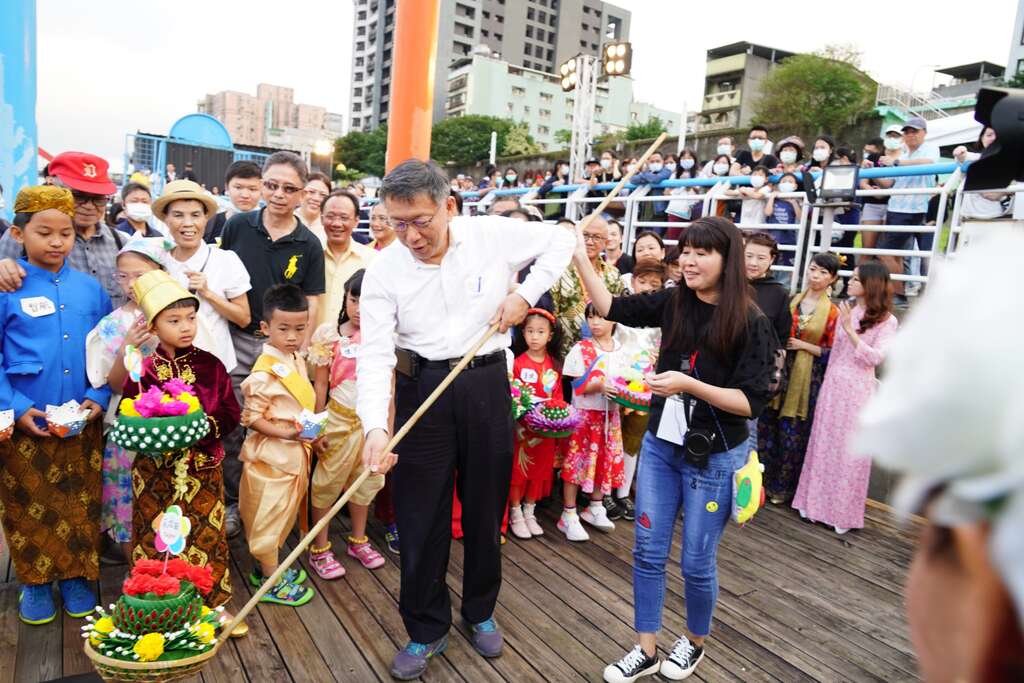 多元文化活动水灯节-市长示范施放水灯_刘佳雯摄_锡口码头