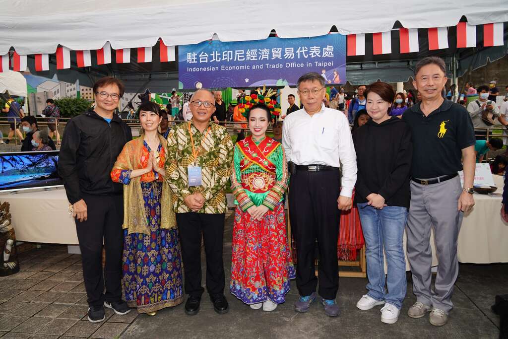 多元文化活动水灯节-印尼经济贸易代表处摊位前合影_刘佳雯摄_锡口码头