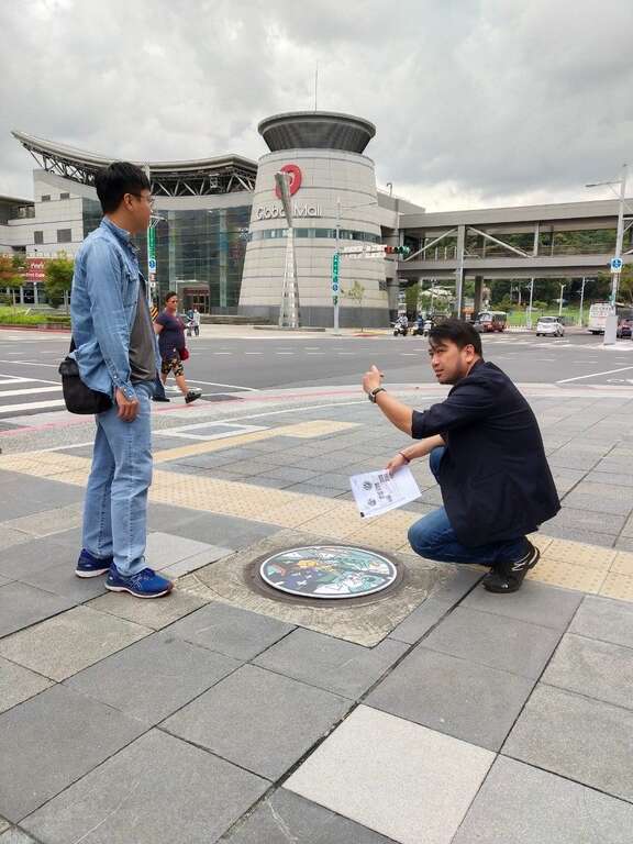 台北盖水团队的设计师更是亲自走访，实地去确认每个地点的最佳打卡视角 (图为 南港区特色人孔盖设计团队总监 杨佳璋)