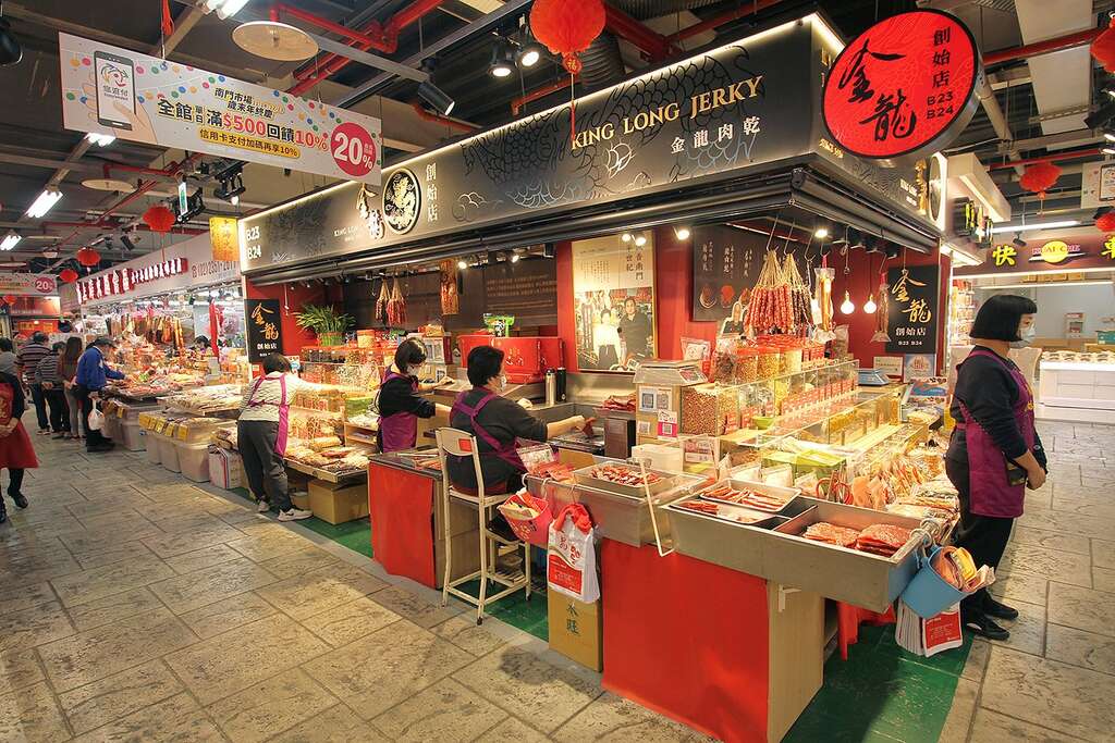 搬遷至南門中繼市場後，金龍肉乾創始店外觀變得更加新穎雅緻