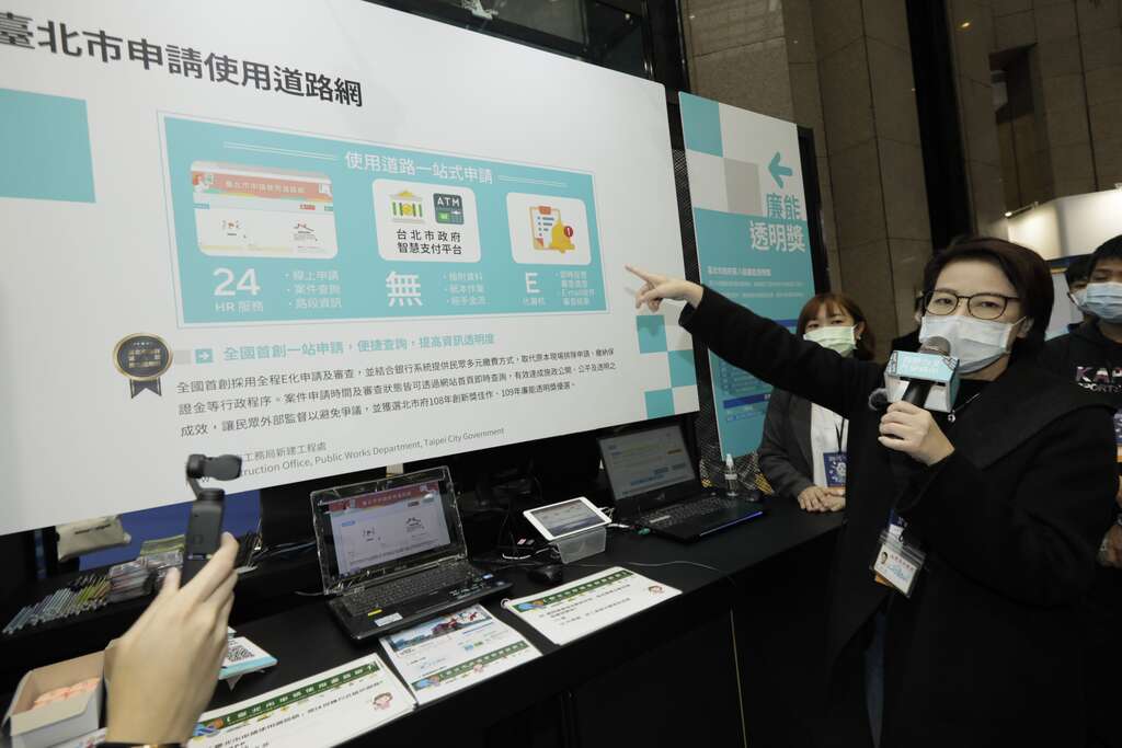 黄珊珊副市长亲自向现场大众解说「台北市申请使用道路网」便民措施。