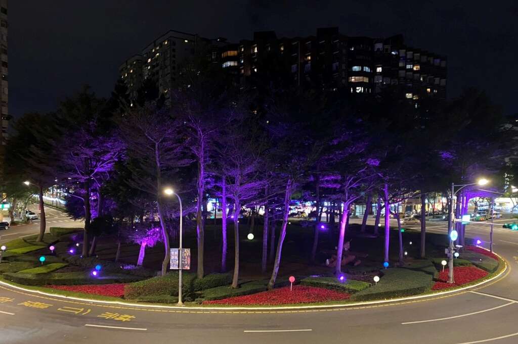 三民圆环花圃间点缀变色的球形灯，加上染色灯投射，呈现跨年的热闹氛围