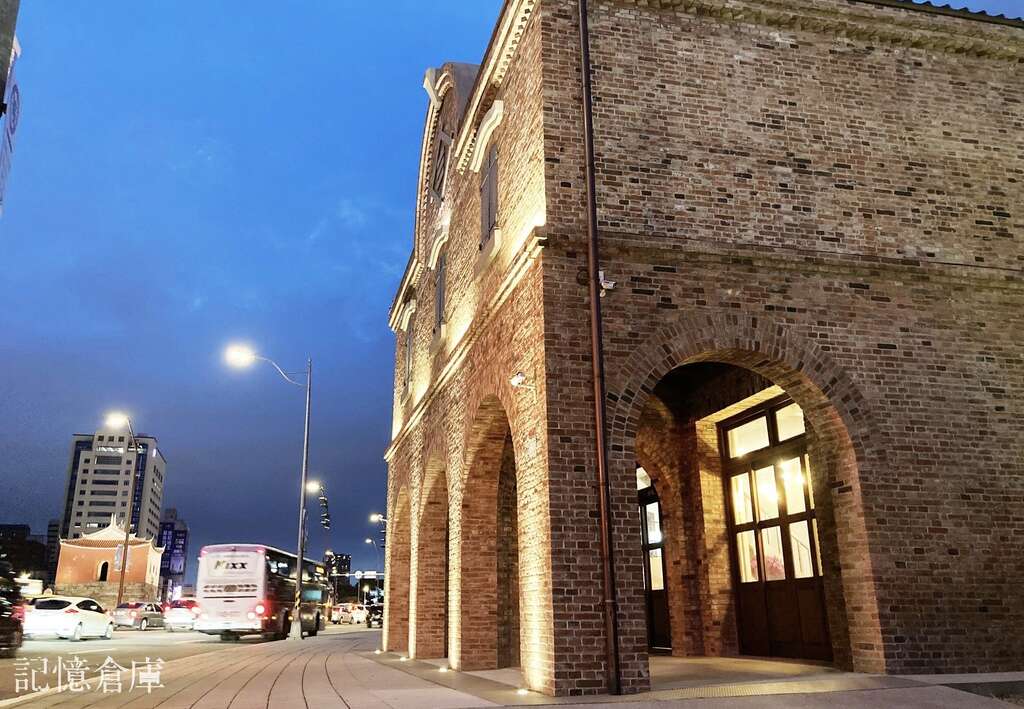 台北记忆仓库（原三井仓库）除了作为展示空间，诉说台北故事，亦结合文创商品展售、教育推广活动等内容，提供民众更多元的服务