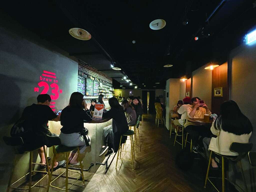 「二三喜劇」結合酒吧複合式經營，成為台北人年末歡聚的好去處。（攝影／黃映嘉）[最大闊度 1024 最大高度 768]