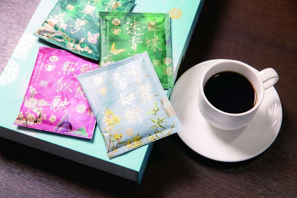 「cama café」將宋徽宗的〈穠芳詩帖〉與咖啡結合，增添品味時的意境。 [最大闊度 1024 最大高度 768]