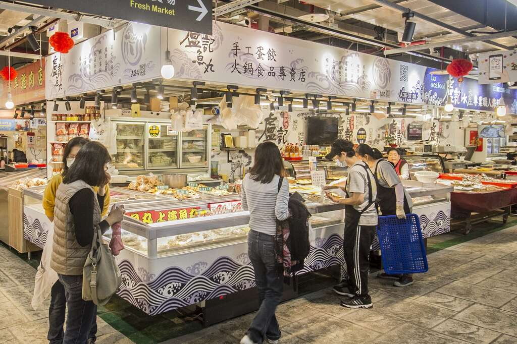 卢记鱼丸店在南门中继市场内整洁明亮的摊位