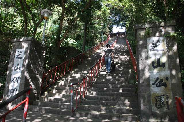 又长又陡的「百二崁」阶梯位於芝山公园正门口。（图／台北市观光传播局提供，王能佑摄）.jpg