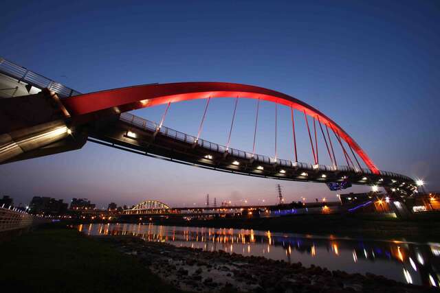 紅色橋身、曲體造型的彩虹橋深受攝影愛好者喜愛。（圖／台北市觀光傳播局提供，王能佑攝）.jpg