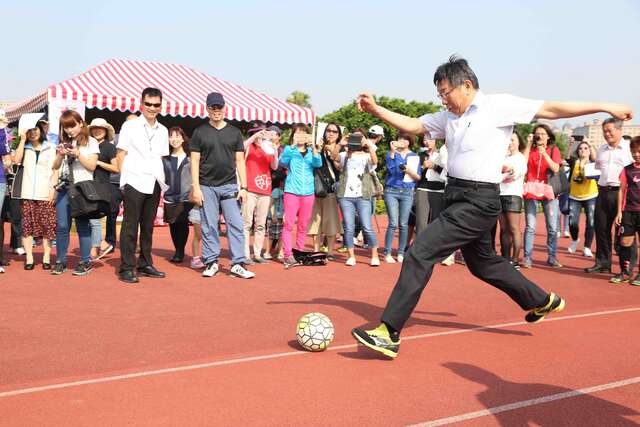 台北市長柯文哲與學童PK足球，為世大運提前暖身。（圖／台北市觀光傳播局提供，高讚賢攝）.jpg