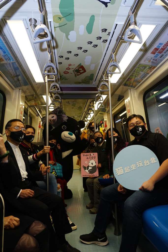 搭著彩繪列車順遊文湖線周邊景點。