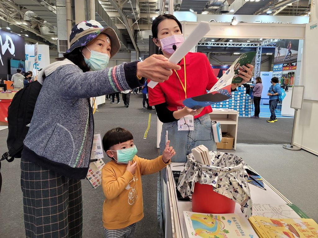工作人员与现场民众进行趣味小游戏