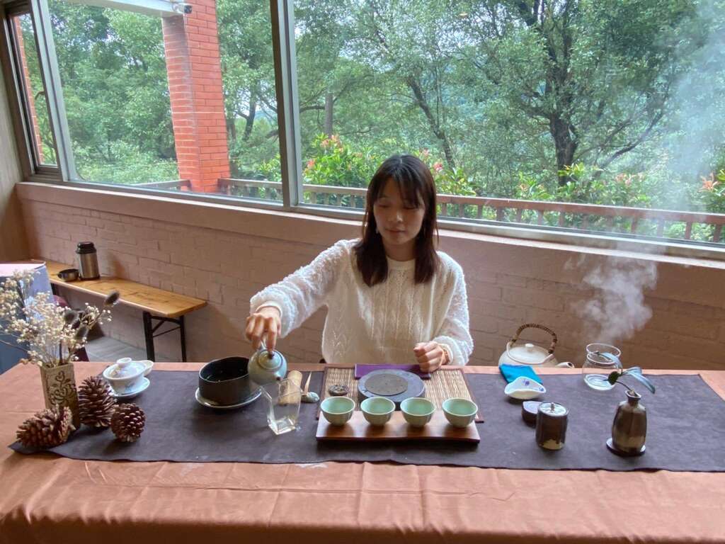 活动现场有茶师为各位民众奉茶，为微寒的天气带来温暖