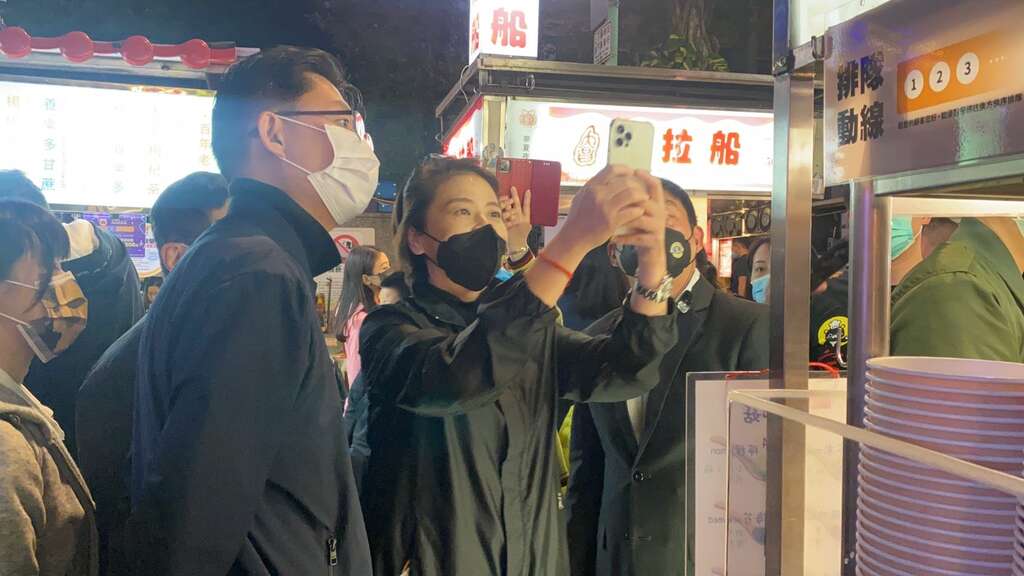 黄副市长珊珊於宁夏夜市使用悠游付活动付款