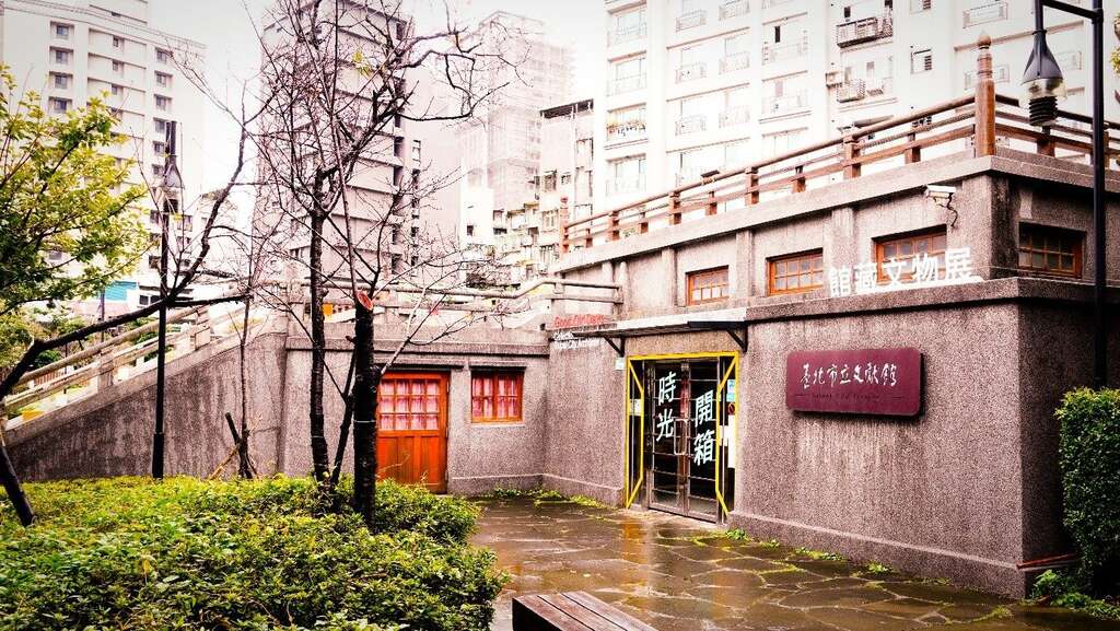 「本堂」仅剩台座，当时的庙堂雄伟建筑已不复见，现今台座部分由台北市文献会进驻。