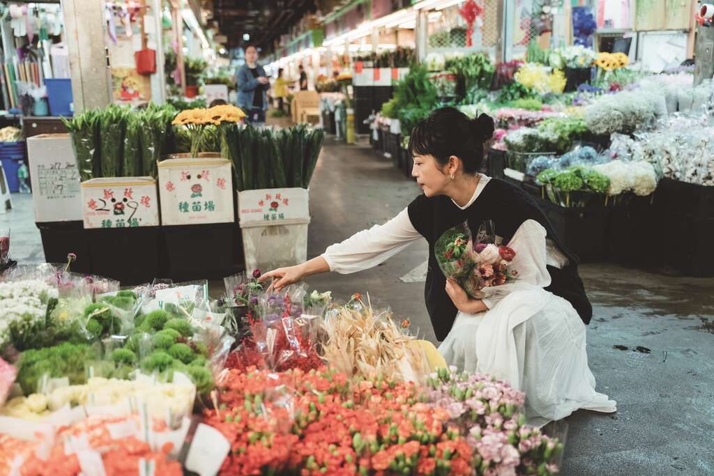 位於內湖的台北花市，花卉品種眾多，不僅能購買到台灣花農培育的原生種，還有生命力十足的藤蔓野草。-1