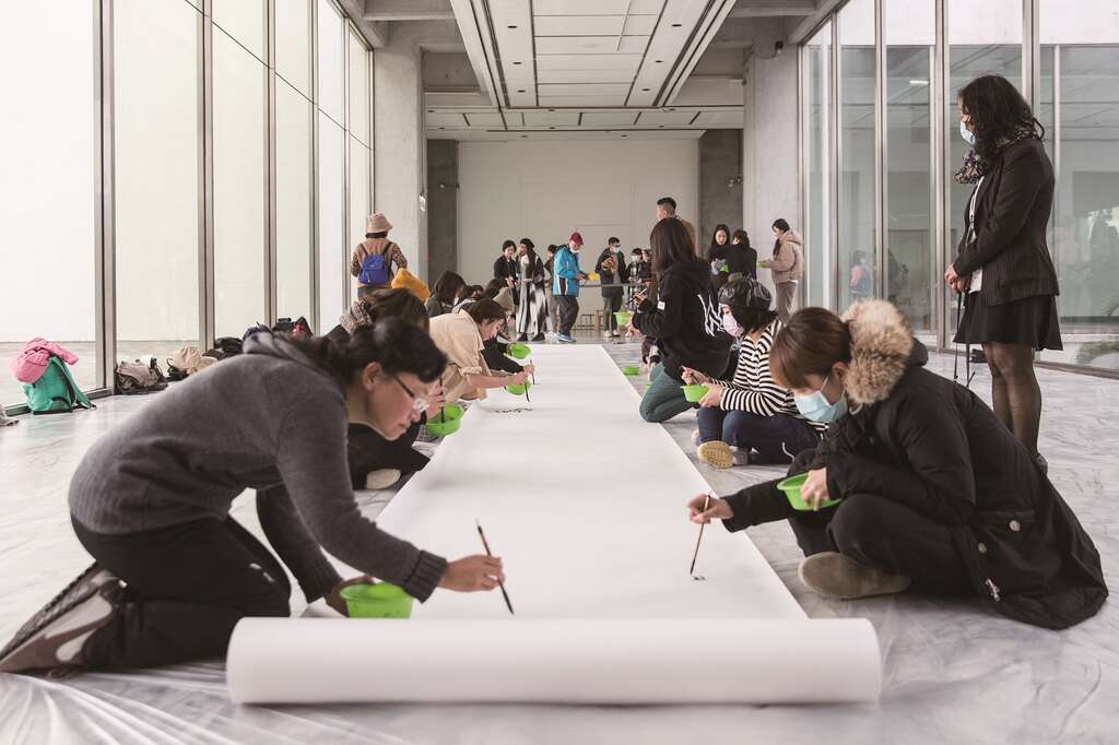 吳季禎曾與台北市立美術館合辦工作坊，吸引許多民眾參與自由書寫體驗。（圖／台北市立美術館）