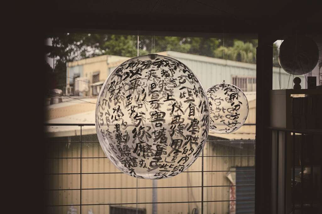 從香蕉到透明塑膠球體，吳季禎樂於挑戰各種書寫載體。-2