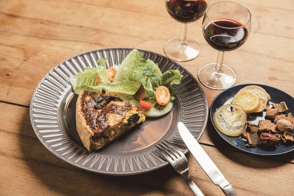 运用乌鱼子制成西式咸派，展现在地食材遇上西式料理手法多变的风味。