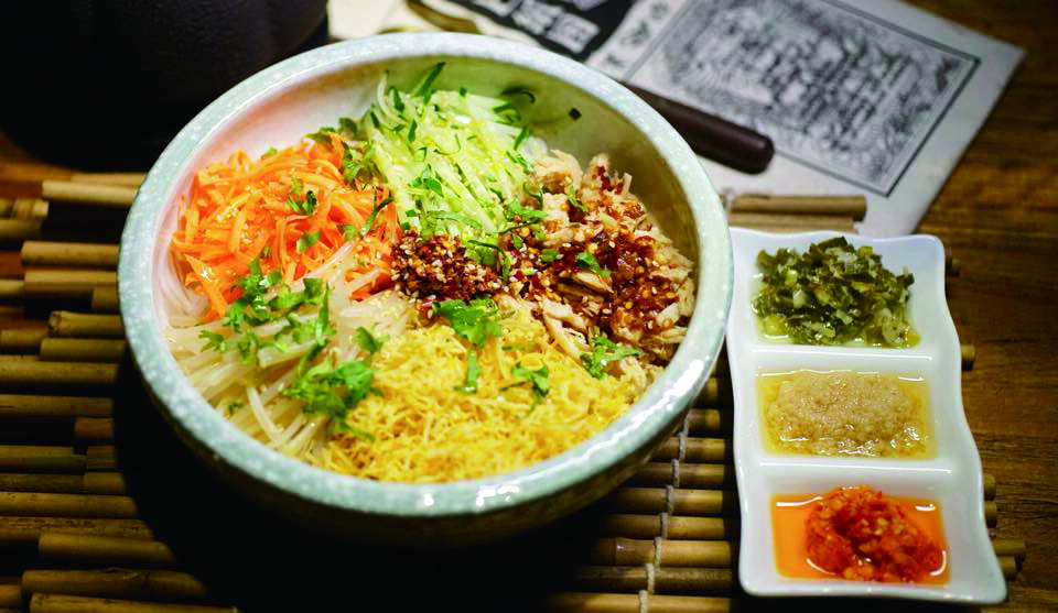 凉拌面食也是「云之南」的人气餐点之一，拌入主厨的特制辣酱，即使夏日也能胃口大开。（图／云之南）