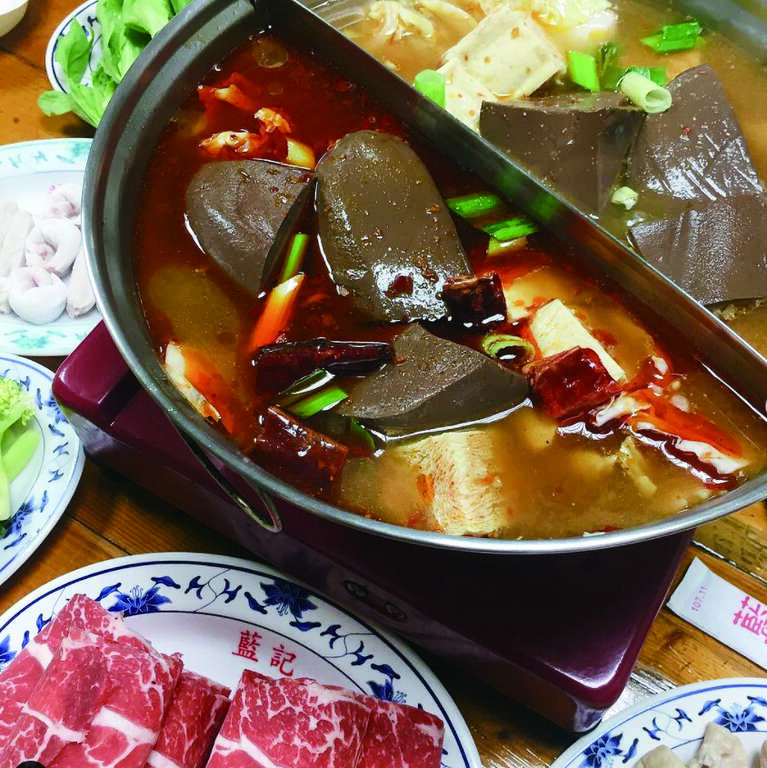 辣汤可直接品饮是「蓝记麻辣锅」的特色，汤头甜味与麻香兼具，入口後令人十分满足。（摄影／ foodography_9527）