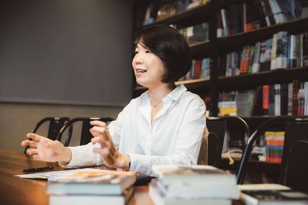 大量阅读、观赏影片是影视版权经纪人的日常工作之一。