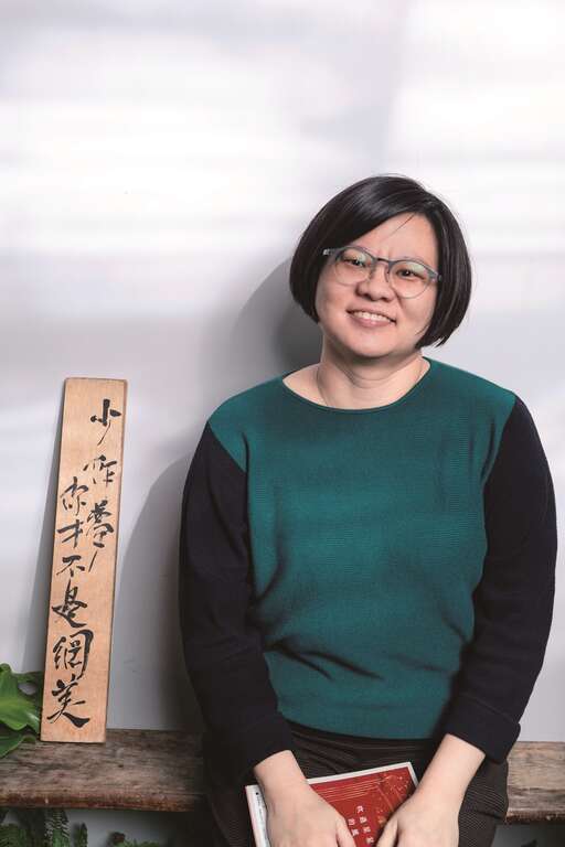 巫维珍，麦田出版副总编辑。长期经营翻译文学线，因深感今日韩国文学呈现的面向多元丰富，值得本地取镜，而持续为台湾市场引进韩国翻译书籍，为台、韩文化交流的重要推手。