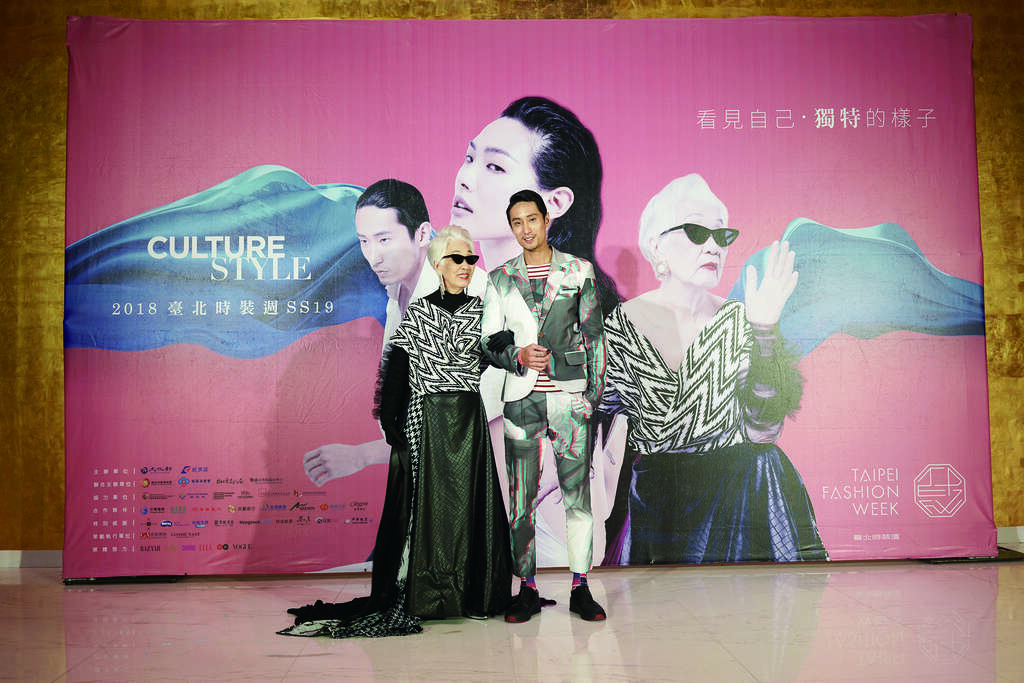 连美恩的外婆受邀成为第一届台北时装周的主视觉模特儿，用岁月淬链後的大龄之美，带出这个族群的独特与风格。