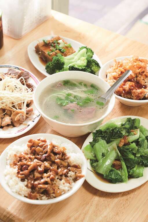 右：「米粉湯滷肉飯」小吃店有大淵百吃不厭的好味道。（攝影／陳冠凱）