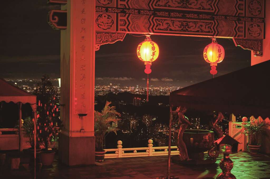 左：夜間的指南宮燈火輝煌，與山下的夜景連成一氣。小吃店有大淵百吃不厭的好味道。（攝影／陳冠凱）