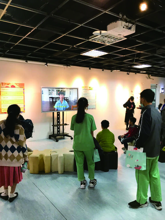 右：性別平等教育宣導月成果發表特展展出學生獲獎作品，由中學生創作的微電影也在現場播映，讓民眾從動態影像中感受性平教育如何融入孩子的學習過程。