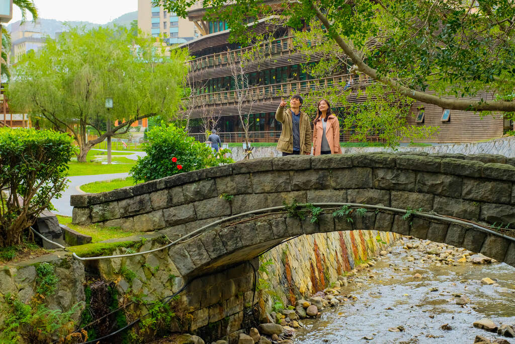 园内的石造拱桥据说是日据时期台北厅长井村大吉任内兴建