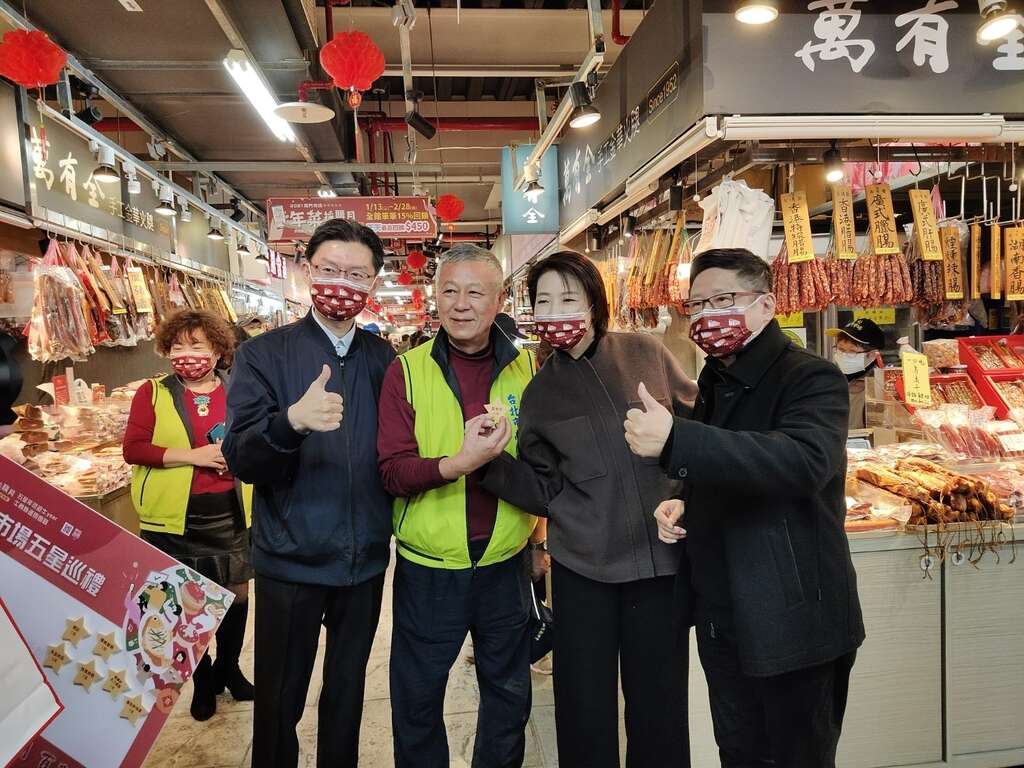 黃副市長珊珊與店家合影