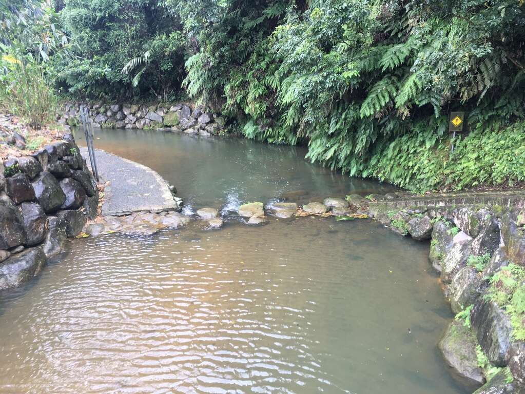 整治溪沟护岸与步道