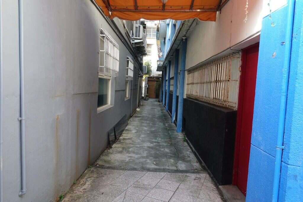 因日租套房为非法旅宿，且多未能依规定消毒清洁、动线混杂，又反覆接待居家检疫或居家隔离者入住，容易交叉感染、形成病毒传播温床，更引发社区居民反弹。
