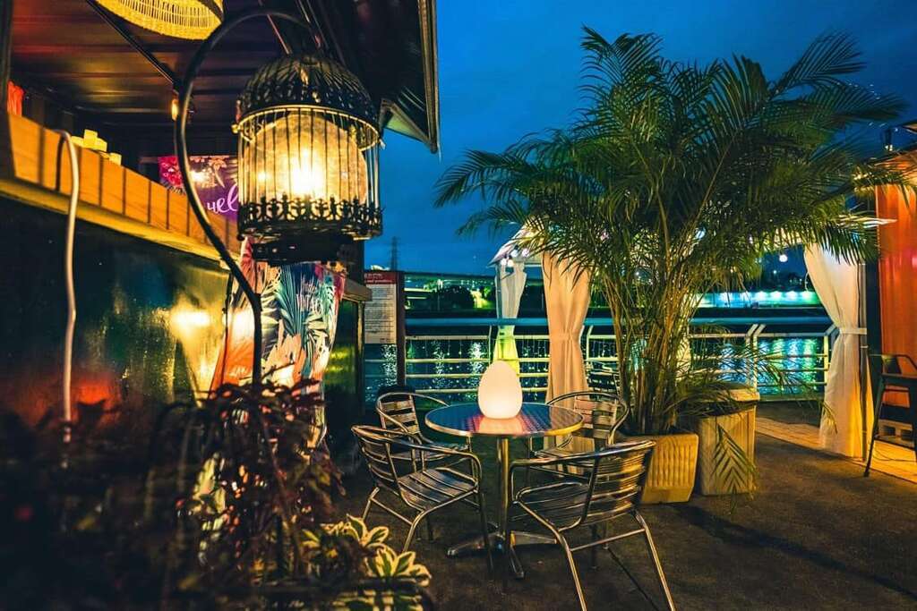 休日はここへ お花畑と夜景を一度に満喫