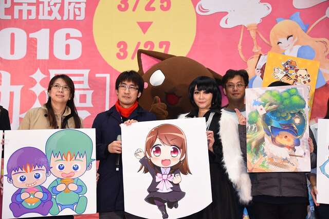 「台北市政府×动漫嘉年华」台湾角色品牌授权协会陈仲君理事长(左二)致赠简余长Q版画像